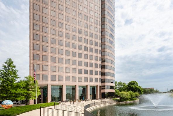 One Lincoln Centre: 18 W 140 Butterfield Road, Oak Brook, IL 60181